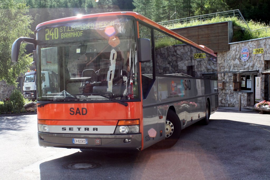 Das ist ein Setra S 313 UL des S�dtiroler Verkehrsverbundes. Der Bus ist mit einem Automatikgetriebe und Reisebestuhlung ausgestattet. Aufgenommen am 2.7.2011 in an der Enhaltestelle in Pfelders/S�dtirol, wo wir auf die Abfahrt des Busses warteten.
