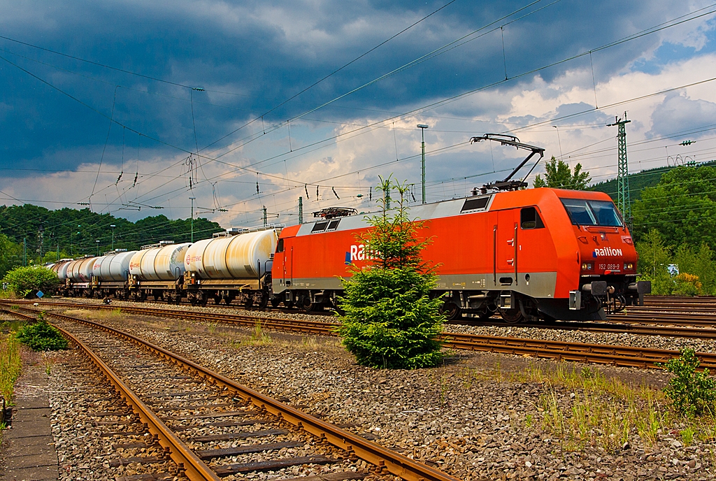 Das Tannenbumchen in Betzdorf habe ich immer noch nicht abgeschnitten....
Dahinter zieht die 152 089-9 der DB Schenker Rail Deutschland AG mit einem Kesselwagenzug am 08.06.2013 und fhrt auf der Siegstrecke (KBS 460) in Richtung Siegen, hier kurz vor dem Bahnhof Betzdorf (Sieg).