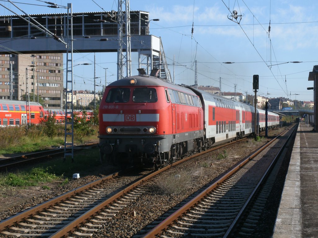 Das wre was fr unseren 218 Fan Stefan gewesen:218 831 mit dem Leerpark Mnchen-Berlin Lichtenberg,am 01.Oktober 2011,bei der Ausfahrt aus Berlin Lichtenberg .