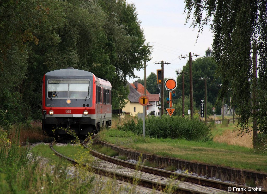 DB 928 + 628 567 als RB 59722 Neufahrn - Bogen, G�ubodenbahn KBS 931 Neufahrn - Bogen, fotografiert bei Einfahrt in den Hp. Mallersdorf am 11.08.2012 