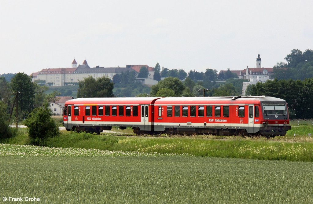 DB Regio  628 + 928 424 als RB 59727 Bogen - Neufahrn mit dem Kloster Mallersberg im Hintergrund, ein Endpunkt des Europ�ischen Pilgerweges  VIA NOVA , fotografiert am 20.06.2012
--> Leider hat sich mit 3 Triebwagengarnituren der BR 628 / 928 auch schon das Fahrzeugangebot auf der G�ubodenbahn ersch�pft, welche Montag bis Freitag im Stundentakt pendeln. An Wochenenden wird alle 2 Stunden gefahren und es gibt eine Direktverbindung von Bogen nach Salzburg!