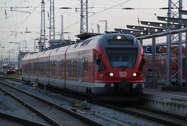 DB-Regio Flirt als RE 13010 von Lietzow(Rgen) nach Rostock Hbf bei der Einfahrt um 14.55 Uhr im Rostock Hbf.30.11.2011