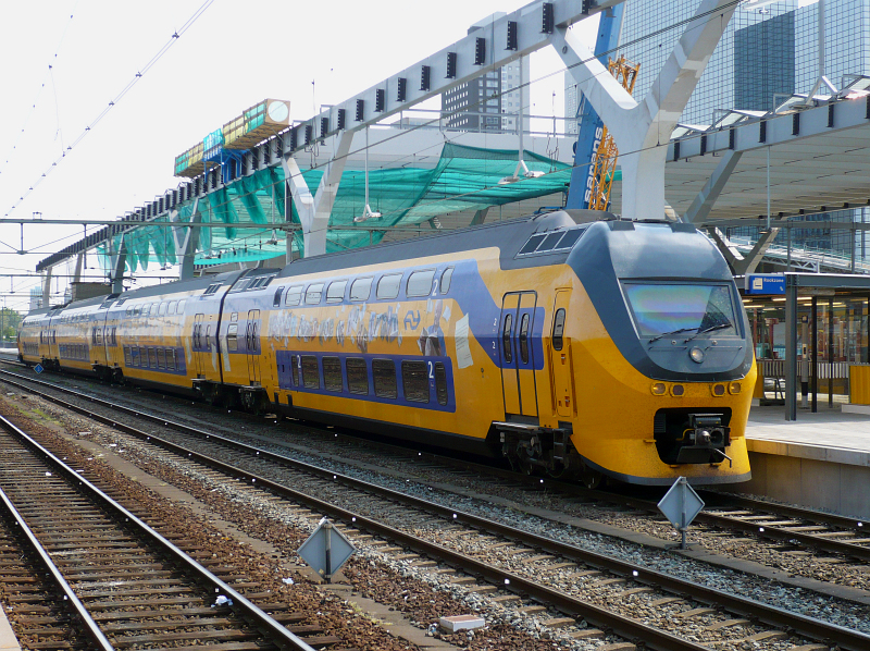 DD-IRM 9514 mit Aufschrift:  Lekker lezen doe je in de trein  auf Gleis 4 Rotterdam Centraal Station 27-04-2011.