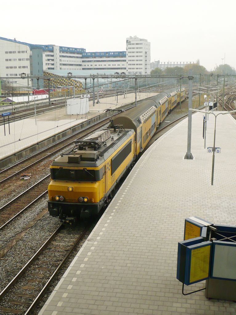 DDAR 7410 mit Lok 1701 Gleis 6 Rotterdam Centraal Station 09-11-2011.