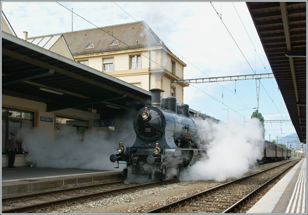 Dei SBB A 3/5 705 dampft und raucht in Neuchatel. 
25.06.2011