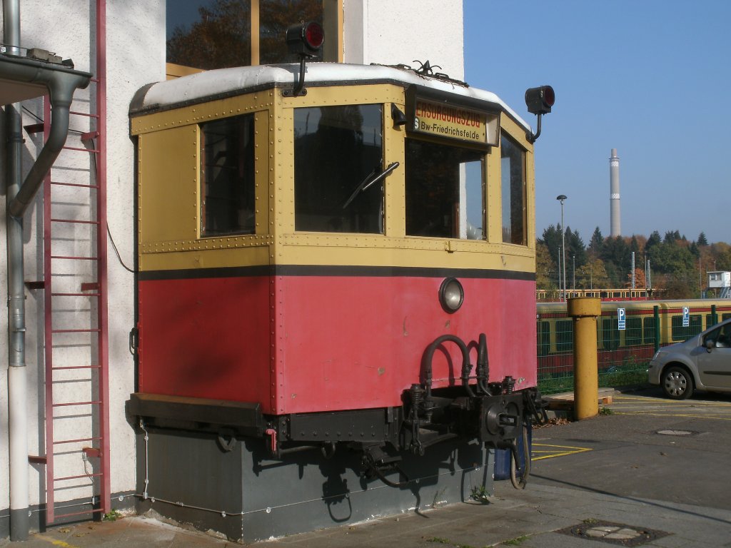 Den 475,am Eingang zum S-Bahnbw Berlin friedrichsfelde,kann man ohne Probleme fotografieren.Aufnahme am 29.Oktober 2011. 