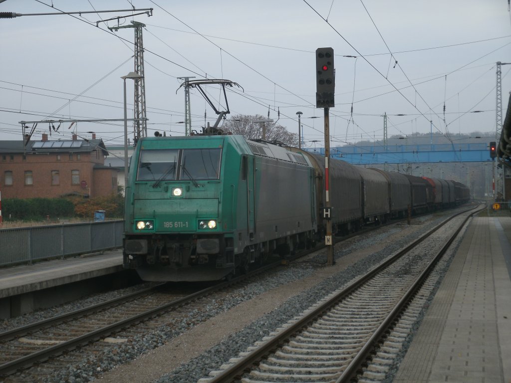 Der am Nachmittag durch Bergen/Rgen fahrende 45503 Mukran-Seddin wurde,am 04.November 2011,von 185 611 gezogen.