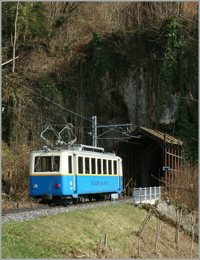 Der Beh 2/4 203 f�hrt als Regionalzug 3393 Richtung Caux. 
Bei Toveyre, den 26. M�rz 2012.
