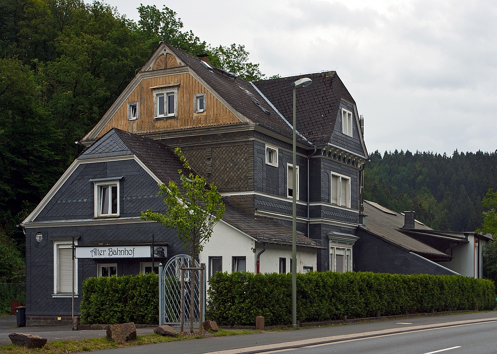 
Der ehemalige Bahnhof Freudenberg (Kr. Siegen) am 24.06.2012, hier die Ansicht von Nordosten.

Der Personenverkehrs am 28. Mai 1983 eingestellt, bis 1994 wurde noch Gterverkehr als Anschlussbahn betrieben. 
Hier endete die 44km lang Bahnstrecke Finnentrop–Olpe-Freudenberg (KBS 442), eine eingleisige Nebenbahn von Finnentrop ber Attendorn und Olpe nach Freudenberg. Die Strecke zwischen Olpe und Finnentrop wird heute noch als Biggesee-Express regelmig im SPNV befahren und ist noch ca. 24km lang.

Von Freudenberg ging die Strecke dann weiter als Asdorftalbahn (KBS 361) nach Kirchen(Sieg), eine rund 14 km lange Strecke. In Kirchen war somit der Anschlu an die Siegstrecke (KBS 460).