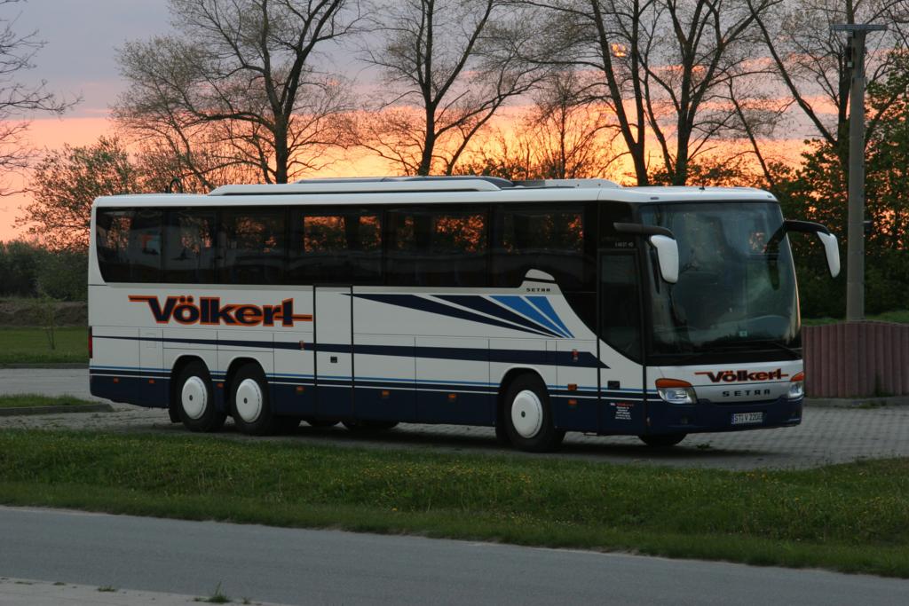Der Gro�e des Familienbetriebs V�lkert aus Riesenbeck!
Setra 416 GT HD Comfort Class 
Aufgenommen am 14.05.2005 auf der Insel R�gen im letzten Licht
der bereits untergehenden Sonne.