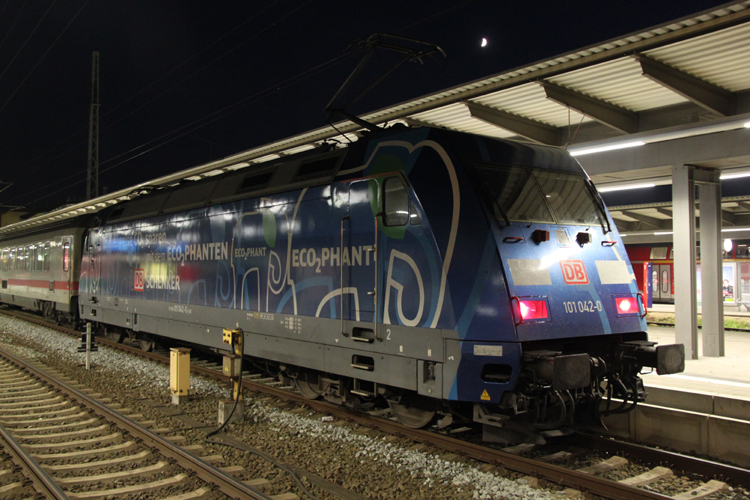 der Mond wacht ber 101 042-0 im Rostocker Hbf.01.11.2011