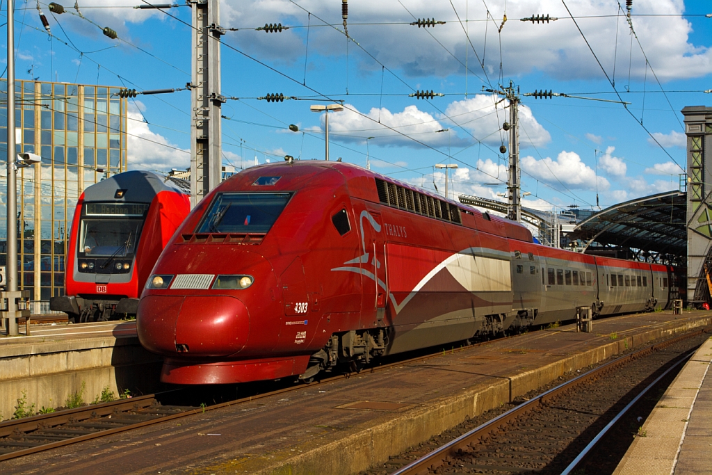Der PBKA Thalys 4303 (TGV-43030/43039) steht am 07.07.2012 im Hbf K�ln, f�r die Fahrt nach Paris, bereit. Die Thalys PBKA sind f�r den l�nder�bergreifenden Verkehr mehrsystemf�hig. Bei 25 kV, 50 Hz Wechselstrom haben sie eine Dauerleistung von 8800 kW,  im deutschen Netz mit 15 kV, 16,7 Hz Wechselstrom haben sie Leistung von 4460 kW. Es gibt 17 Triebz�ge, davon befinden sich 7 im Eigentum der SNCB (wie auch dieser), 6 der SNCF, je 2 der NS und der DB. Bei der Deutschen Bahn werden die Thalys-PBKA-Triebz�ge, als „Baureihe 409“ bezeichnet.