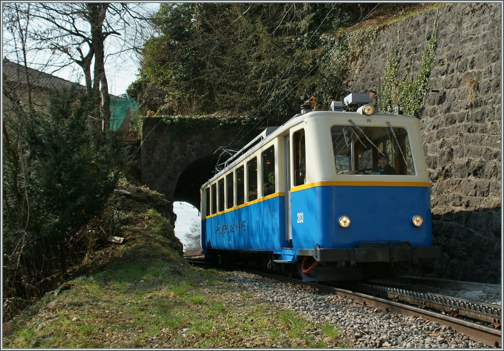 Der Rochers de Naye Beh 2/4 203 bei Toveyre am 26. M�rz 2012.