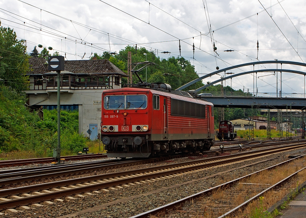Der Strom-Container 155 097-9 ex DR 250 097-9 rangiert am 10.07.2012 solo in Kreuztal, um sp�ter dann in Richtung Siegen fahren zu k�nnen.

Diese Lokbaureihe wurde von 1977 bis 1984 bei LEW Hennigsdorf (genau VEB Lokomotivbau Elektrotechnische Werke „Hans Beimler“ Hennigsdorf) gebaut. Wegen ihres doch sehr zweckm��igen Aufbaus und der �hnlichkeit ihrer Form mit einem ISO-Container bekam diese Baureihe den Spitznamen „Strom-Container“ oder „Elektro-Container“.

Die Loks haben ein Dienstgewicht von 123 t, eine Dauerleistung von 5.100 kW, die H�chstgeschwindigkeit betr�gt 125 km/h und die Achsformel ist Co'Co'.