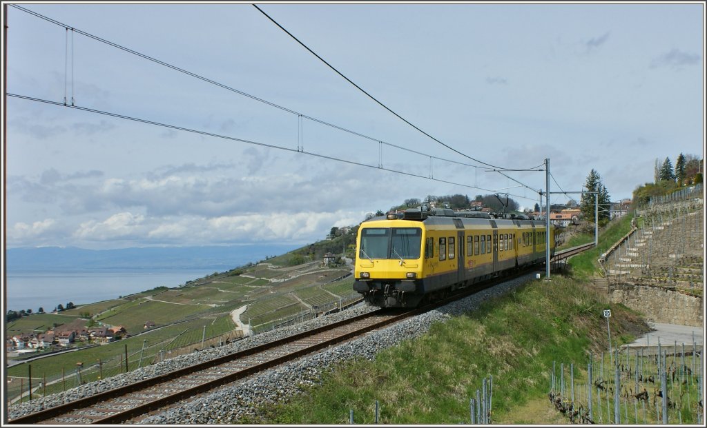 Der Train de Vignes auf seiner Fahrt nach Vevey in der N�he von Chexbres am 23.04.2012