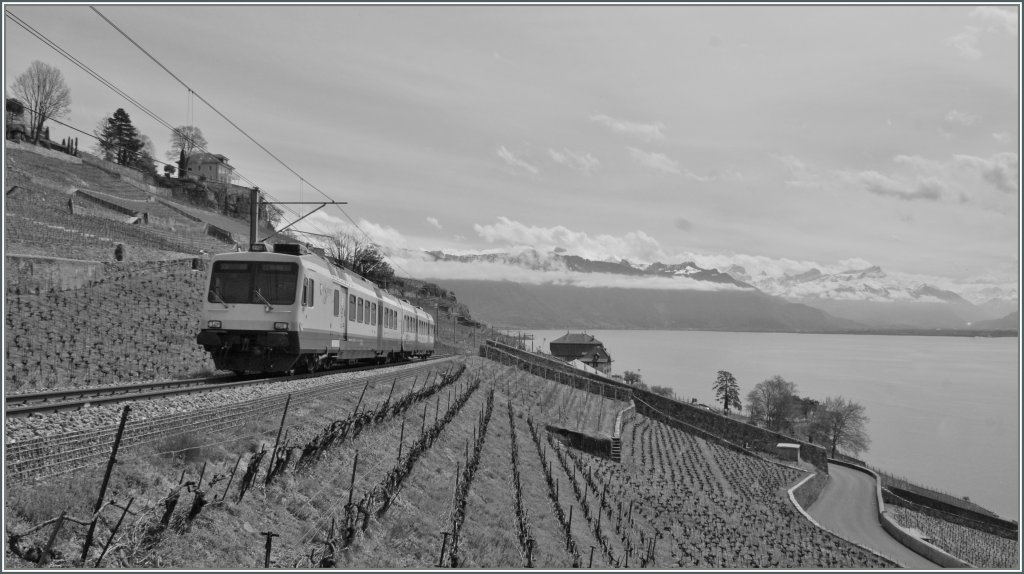 Der  Train des Vigens  hoch �ber dem  kleinen  See kurz nach Chexbres. 
23.04.2012