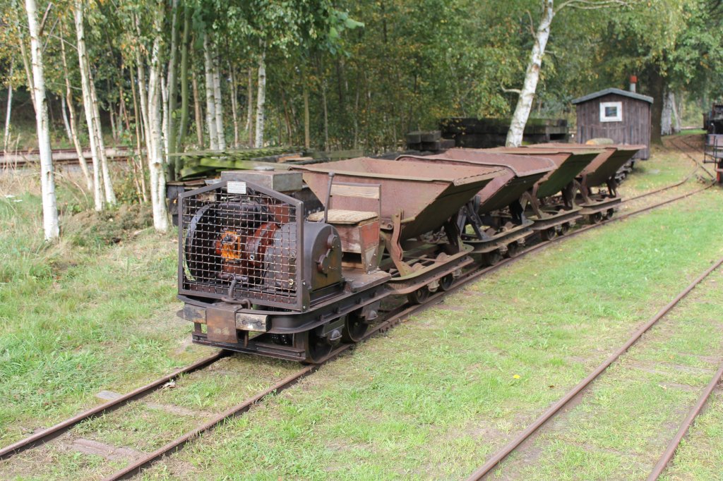 Deutz Schienenkulli mit Kipplorenzug im BW des Deutschen Feld und Kleinbahnmuseum Deinste e.V am 03.10.2011