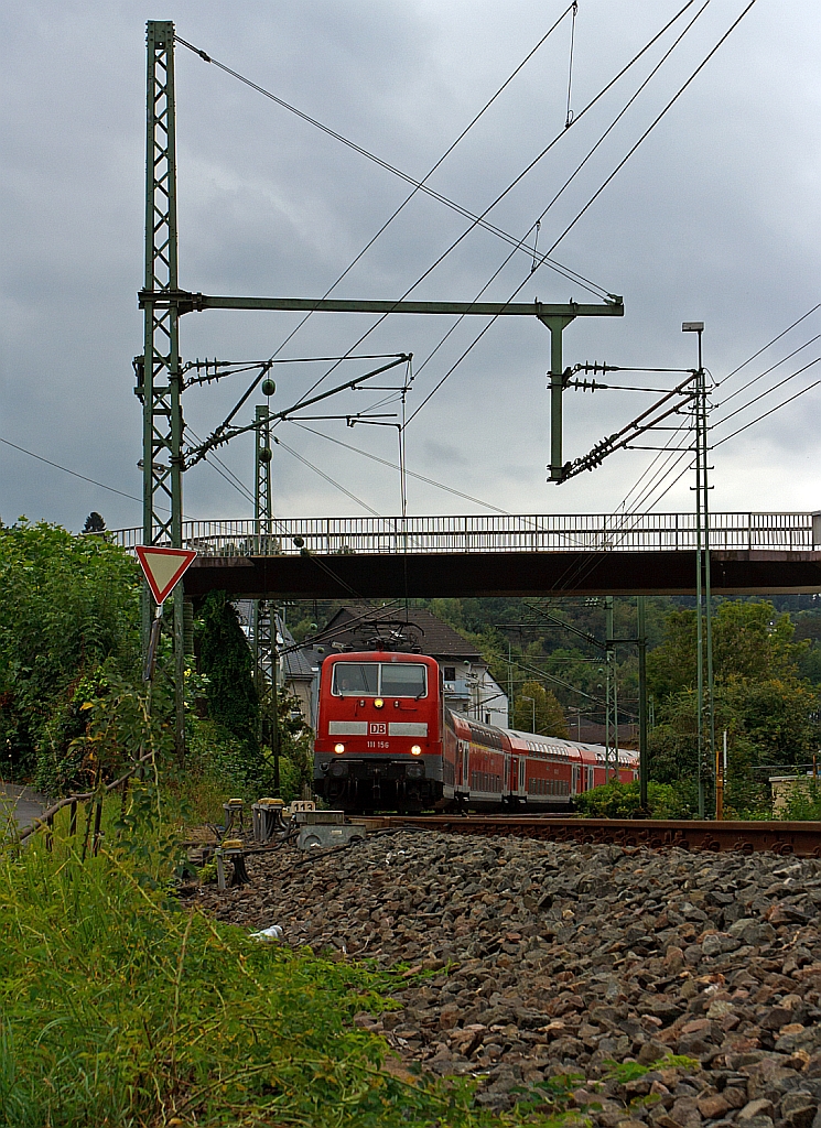 Die 111 156 zieht den RE 9 (Rhein-Sieg-Express) Aachen - Kln - Siegen am 15.09.2012 weiter Bahnhof Betzdorf/Sieg in Richtung Siegen.