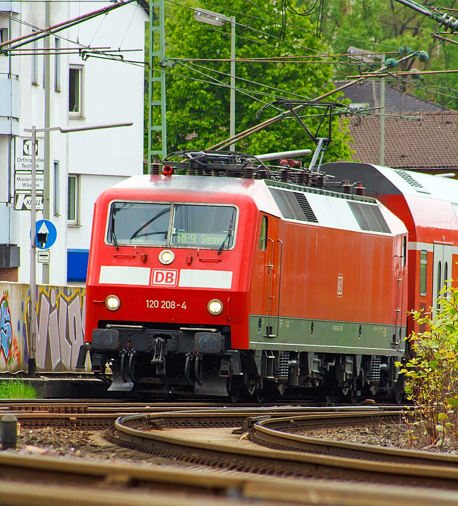 Die 120 208-4 (ex 120 139-1) zieht den RE 9 - Rhein Sieg Express (RSX) Aachen - K�ln - Siegen am 11.05.2013 nun vom Bahnhofes Betzdorf/Sieg weiter in Richtung Siegen.

Die Baureihe 120.2 bildet mit je f�nf neuen Doppelstockwagen jeweils einen Wendezug wegen der erh�hten fahrdynamischen Werte (f�nf statt bisher vier Wagen) wurden hierf�r im Jahre 2007 erstmals f�nf Loks dieser Baureihe mit einem Nahverkehrspaket (Zugzielanzeiger, Zugabfertigungssystem, Server u. a.) ausger�stet und in die Baureihe 120.2 mit neuer, fortlaufender Ordnungsnummer (201 bis 205) eingereiht, diese sind in Rostock beheimatet f�r den  Hanse-Express. Mit maximal 160 km/h befahren sie die Strecken.

Ende 2010 wurden weitere drei Maschinen mit den neuen Ordnungsnummern 120 206 bis 208 (ehemals 120 136, 139, 117) an DB Regio Rheinland abgegeben. Sie werden in Nordrhein-Westfalen auf dem Rhein-Sieg-Express eingesetzt, mittlerweile durch DB Regio NRW. Diese bilden mit je sechs neuen Doppelstockwagen einen Wendezug (anstatt bisher f�nf Wagen).