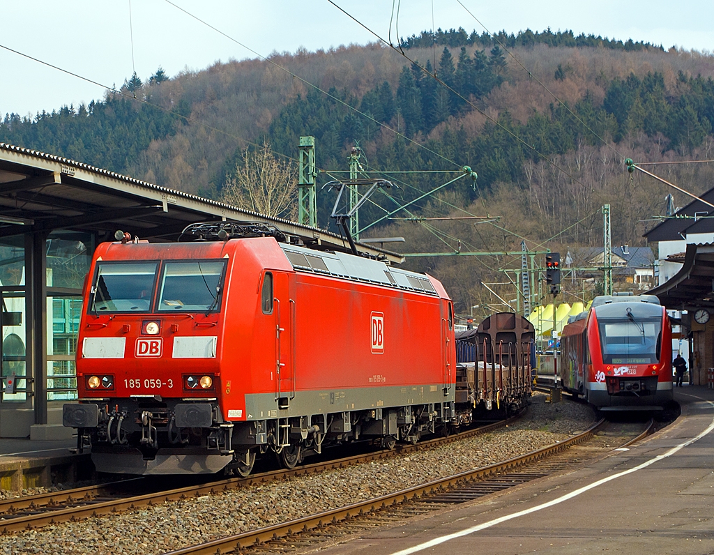 Die 185 059-3  (eine Bombardier TRAXX F140 AC 1) der DB Schenker Rail zieht am 25.03.2013 einen gemischten G�terzug durch den Bahnhof Betzdorf Sieg in Richtung K�ln.
Rechts auf Gleis 105 h�lt gerade 648 707 / 207 (ein Alstom Coradia LINT 41) der DreiL�nderBahn als RB 95 (Betzdorf-Siegen).