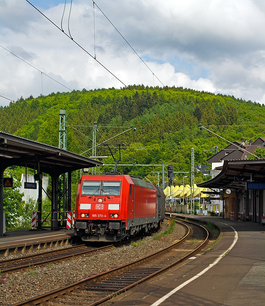 Die 185 370-7 (eine Bombardier TRAXX F140 AC 2) der DB Schenker Rail zieht am 28.03.2013 einen gemischten G�terzug durch den Bahnhof Betzdorf (Sieg) in Richtung K�ln.
Gebaut wurde die Lok 2009 unter der Fabriknummer 34647 bei Bombardier in Kassel.

Einen Gru� an den freundlichen Lokf�hrer retour.