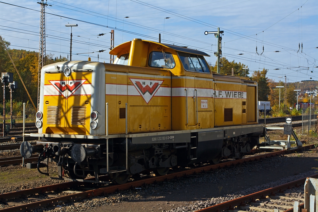 Die 212 192-9, H.F. Wiebe Lok Nr. 3   Achim  (ex DB V 100 2192), abgestellt am 21.10.2012 in Kreuztal. Die V 100.20 wurde 1964 unter der Fabriknummer 13668 von Jung, Jungenthal bei Kirchen a.d. Sieg gebaut und als V 100 2192 an die DB ausgeiefert, 1968 erfolgte die Umzeichnung in 212 192-9, die Ausmusterung bei der DB erfolgte 1993 und ging dann 1994 an H.F. Wiebe. Die Baureihe V 100.20 bzw. 212 ist eine leistungsst�rkere Variante der V 100, sie war f�r den Haupt- und Steilstreckendienst vorgesehen. Die H�chstgeschwindigkeit betr�gt 100 km/h, die Motorleistung betr�gt 993 kW (1.350 PS). 