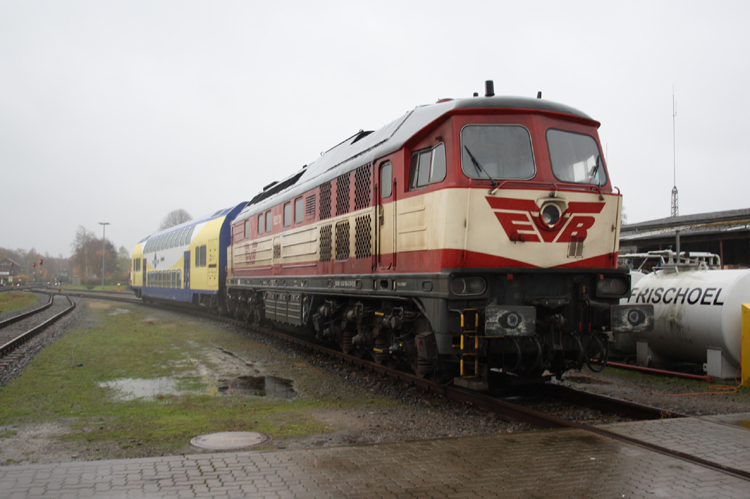 Die 622.01 von EVB vor dem BW Bremervrde.dies sind die Letzten Bilder vom Russen in dieser Farbe.(www.bahnfotokiste.com)