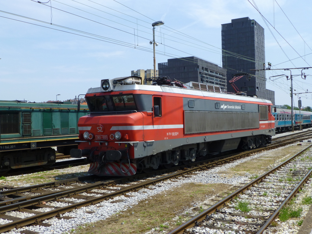 Die von Alsthom gebaute 363-032 fhrt in Lubljana am 3.7.13 an ihren Zug heran.