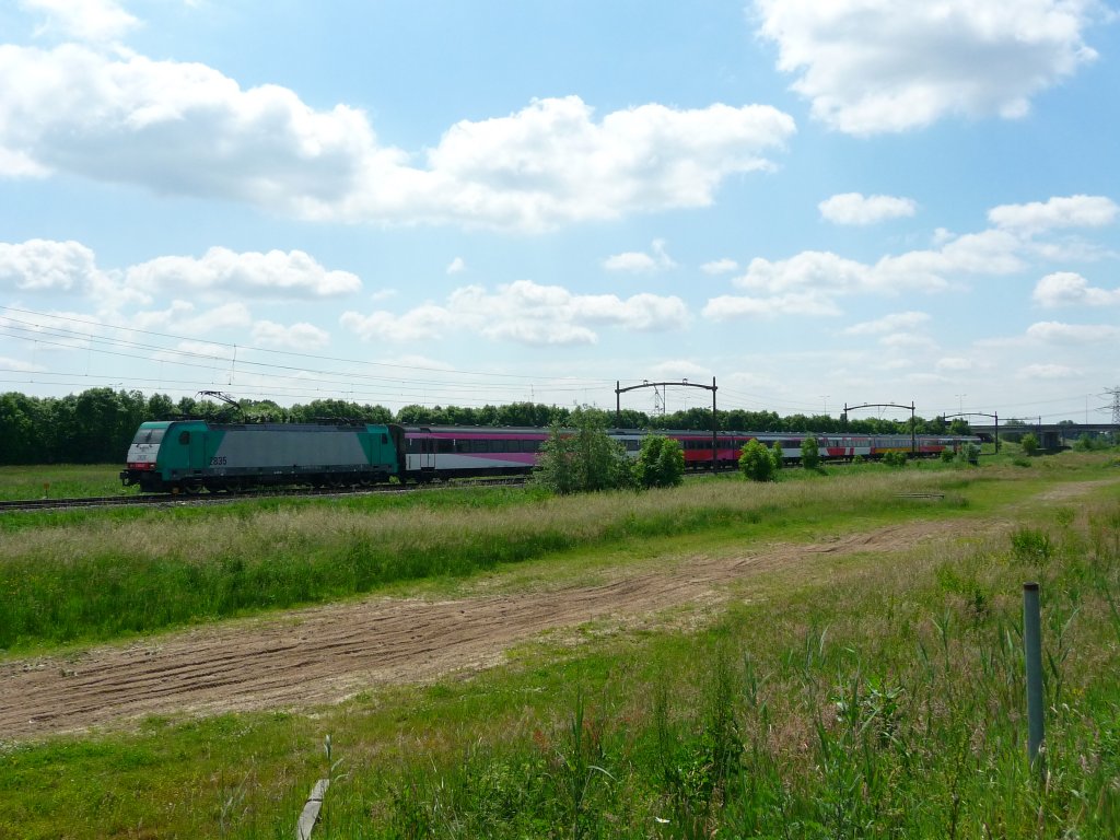 Die belgische 2835 am 02.06.2012 bei Dordrecht-Zuid. Am Haken hat sie einen FYRA-Ersatzzug.