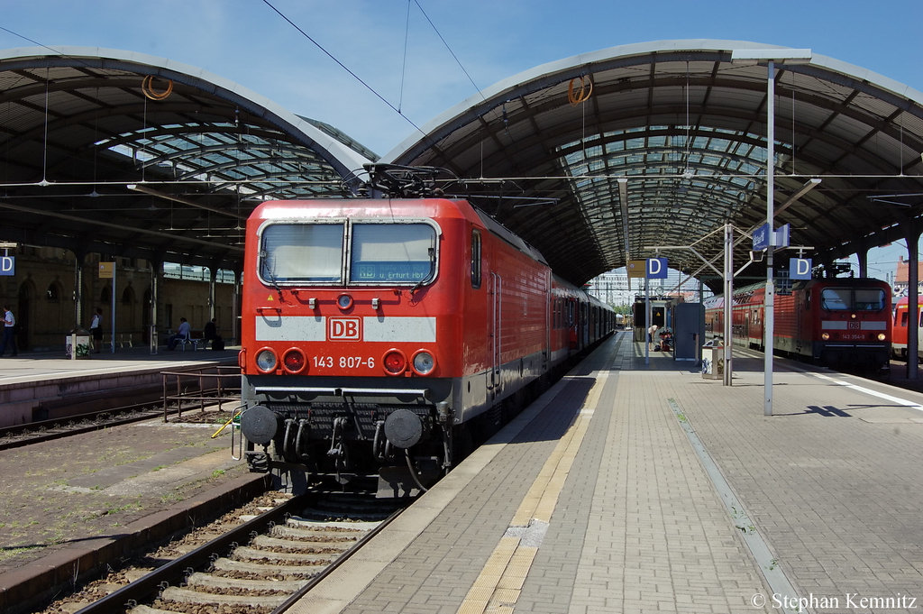 Die Erfurterin 143 807-6 mit der RB20 (RB 16322) nach Eisenach In Halle(Saale). 28.06.2011