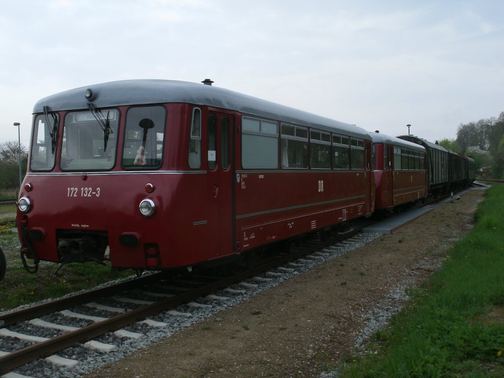 Die ersten  G�ste  zum Bahnhofsfest standen am Morgen vom 10.Mai 2013 in Putbus.Hier ist es die Ferkeltaxe 172 132-3/171-1.