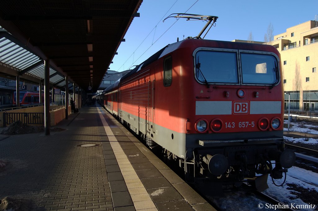 Die Frankfurt Mainerin 143 657-5 mit dem RE1 (RE 18176) nach Brandenburg Hbf in Potsdam Hbf. 08.01.2011