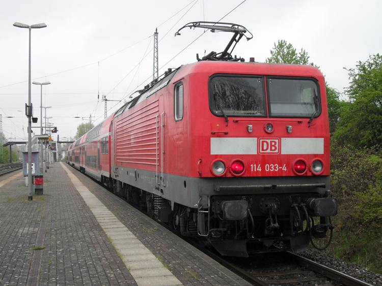 Die Freude war gro als ich heute(07.05.10)die 114 033-4 mit S2 von Warnemnde Richtung Gstrow im Bahnhof Rostock-Bramow bekommen habe.