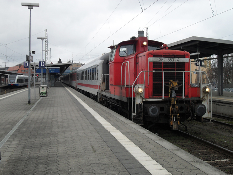 Die neue Zugverbindung seit heute 362 853-4 wartet mit EC379 von Stralsund nach Brno hl.n.auf die Ausfahrt im Stralsunder Hbf(09.04.10)
:-) Mit dabei war mein Kollege Mirko Schmidt