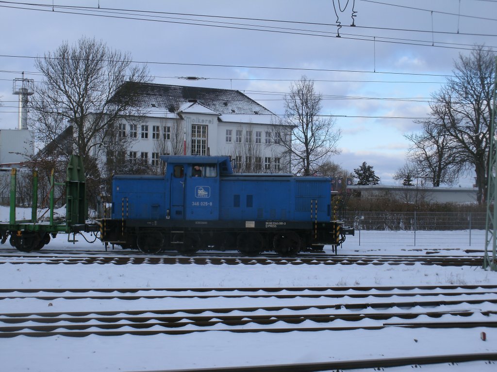 Die PRESS 346 025-8 mute,am 08.Dezember 2012,in Bergen/Rgen rangieren.