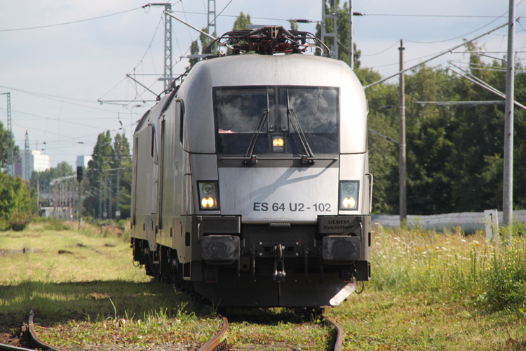 Die Raildox-Gang ES64 U2-102 und ES64 U2-101 warten gemeinsam im Bahnhof Rostock-Bramow auf die Ausfahrt Richtung Stendal-Niedergrne.(31.07.2011)