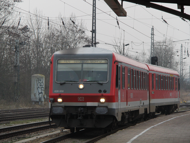 Die Rostocker Lady 628 650 als RE 5363 von Lbeck Hbf nach Szczecin Glowny bei der Einfahrt im Bahnhof Bad Kleinen.28.01.2012