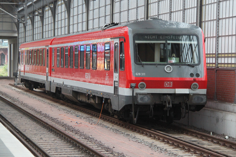 Die Rostocker Landplage 628 311 wartet auf ihren nchsten Einsatz von Lbeck Hbf nach Szczecin Glowny im Lbecker Hbf.31.10.2011