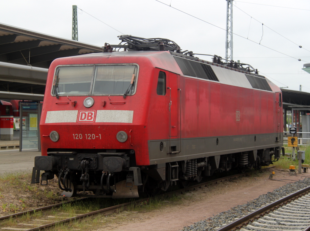 Die Schnaps 120 120-1 abgestellt im Rostocker Hbf.02.06.2013