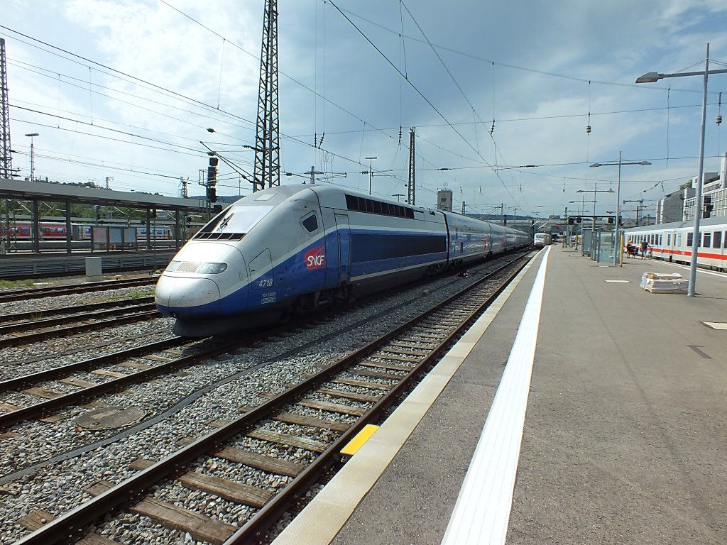 Die TGV 2N2-Garnitur 4716 verlsst am 3.8.13 den Stuttgarte Hauptbahnhof in Richtung Abstellbahnhof.