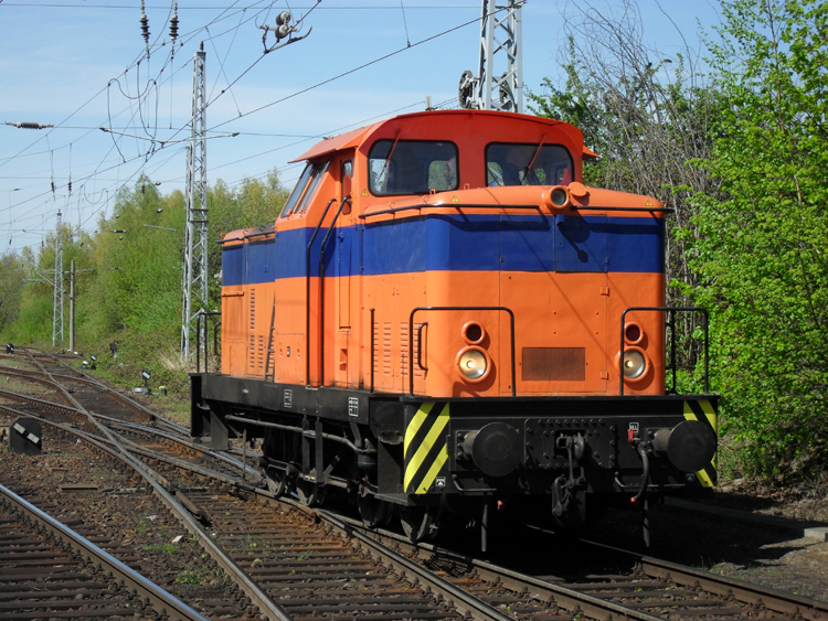 die V60 der Firma Rostocker Fracht-und Fischereihafen GmbH beim Rangieren am 02.05.10 im Bahnof Rostock-Bramow