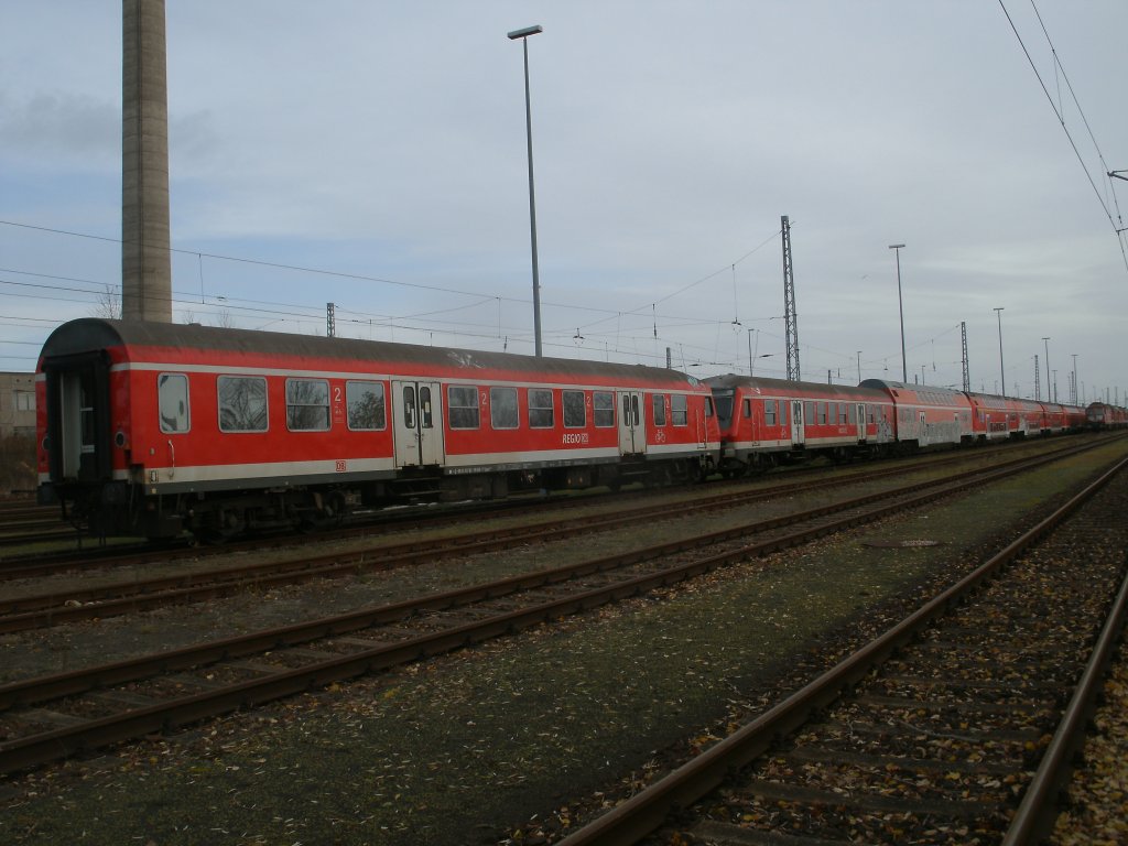 Diese Steuerwagen stehen in Mukran auch schon ein paar Jahre.Aufnahme vom 26.November 2011.