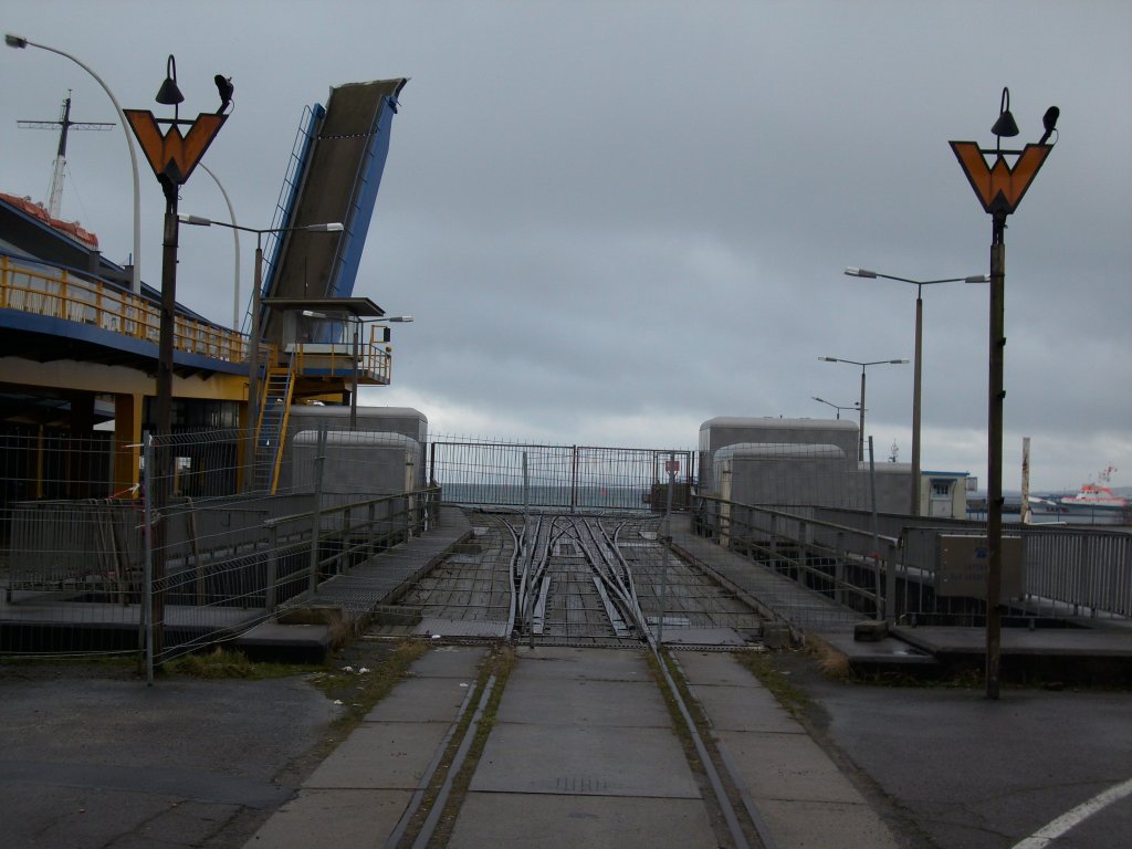 Diese Wrtersignale sind ohne Funktion am ehmaligen Fhranleger in Sassnitz Hafen und sind die letzten brig gebliebenen Signale.