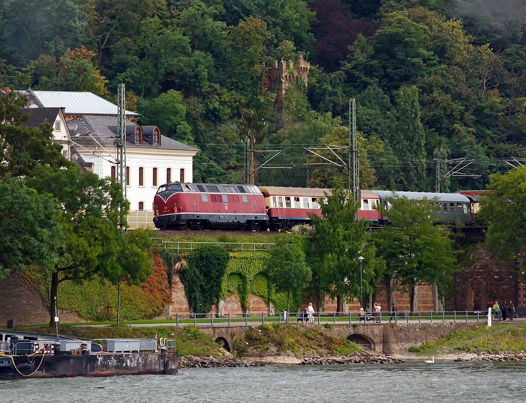 Diesellok V 200 116 (ex 221 116) des DB-Museum am 13.08.2011 kurz hinter den Bf. Koblenz-Ehrenbreitstein, als Schublub eines Sonderzuges der Dampftradition Oberhausen, Zuglok war 41 360. 
Wer kennt sie nicht, die klassische „Wirtschaftswunderlok“ V200?  Kein anderes Fahrzeug wird derart mit dem wirtschaftlichen Aufschwung der Bundesrepublik Deutschland in den 1950er Jahren in Verbindung gebracht wie die Baureihe V200, die erste Grodiesellok der Deutschen Bundesbahn. 
Da die Baureihe V200 allerdings vor allem der Bespannung schwerer Zge nicht gewachsen war, entstand ab 1962 eine leistungsgesteigerte Weiterentwicklung als Baureihe V200.1.  
Die V200 116 gehrt der Baureihe V200.1 bzw. ab 1968 Baureihe 221 an.

Die Lok wurde 1963 (das war ein gutes Jahr) bei Krauss-Maffei, Mnchen unter der Fabriknummer 18996 gebaut. Das Fahrzeugdienstgewicht  betrgt 80 t die Hchstgeschw. 140 km/h, sie hat eine Leistung  von 1.986 kW / 2.700 PS.  