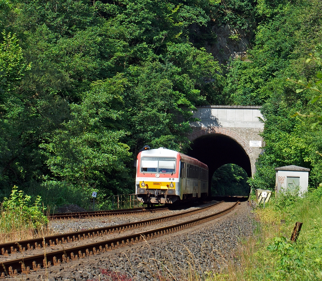 
Dieseltriebzug  628 677-7 / 928 677-4 Daadetalbahn der Westerwaldbahn (WEBA) hat am 03.07.2012 gerade den Alsdorfertunnel verlassen. Er fhrt die Strecke Betzdorf-Daaden, auf der KBS 463 (Daadetalbahn). Rechts verluft die Hellertalbahn (KBS 462) ber Herdorf nach Haiger.