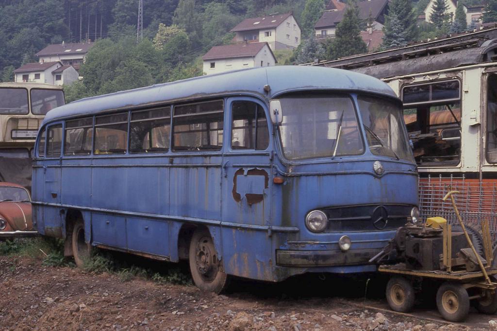 Dieser Bus hat es erkennbar hinter sich! Schade eigentlich;
denn heute w�re er ein begehrter Oldtimer. Das gute St�ck war  
aber schon zum Zeitpunkt der Aufnahme am 24.5.1990 am Bahnhof
Sch�nau im Odenwald so desolat.