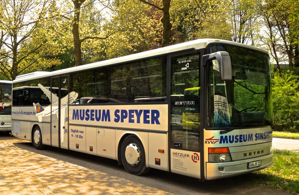 Dieser Setra S315UL des Unternehmens Hetzler aus Speyer stand w�hrend des 2. Bundesligaspiels 1.FCK gegen FSV Frankfurt am 5.5.2012 auf einem Park-and-Ride-Parkplatz und wartete auf das Ende des Spiels.