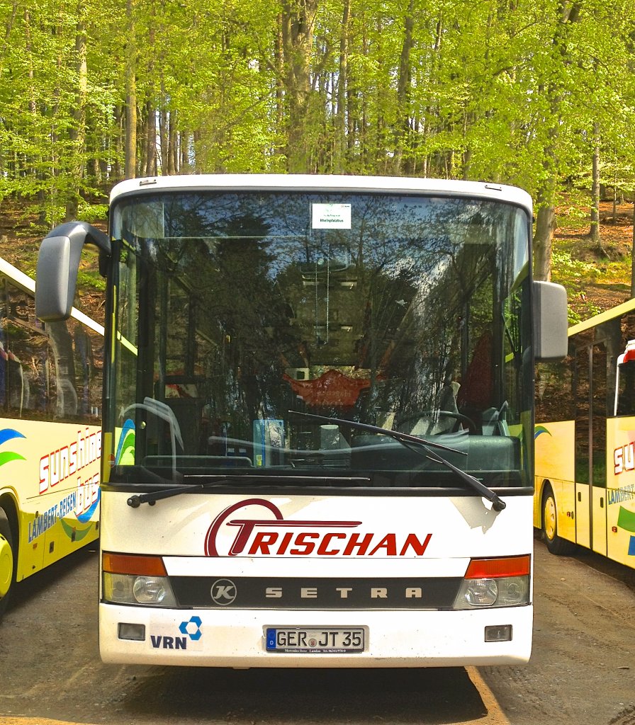 Dieser Setra S317UL vom Unternehmen Trischan stand whrend des 2. Bundesligaspiels 1.FCK gegen FSV Frankfurt am 5.5.2012 auf einem Park-and-Ride-Parkplatz und wartete auf das Ende des Spiels.