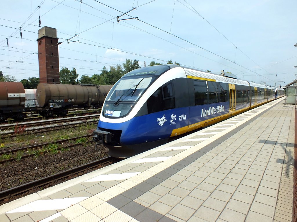 Dieser Talenttriebzug mit der Registernummer 95 80 0643 6256 D-NWB verlsst am 16.7.13 den Bahnhof Gladbeck-West.
RE14 -> Essen Hauptbahnhof