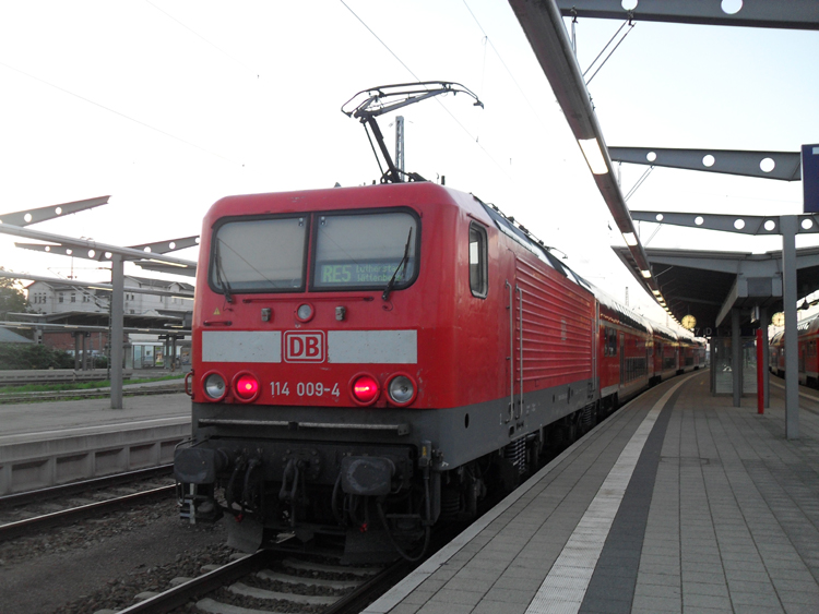 Diesmal durfte die Rostocker 114 009-4 den RE 33103 von Rostock Hbf Richtung Lutherstadt Wittenberg schieben kurz vor der Ausfahrt um 
06.34 Uhr im Rostocker Hbf.(24.08.10)
